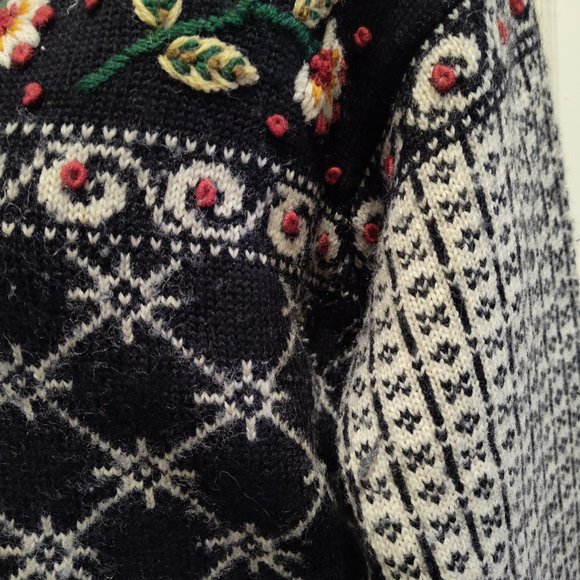 3/4 zip wool Icelandic Design sweater with floral design - Picture 3 of 6